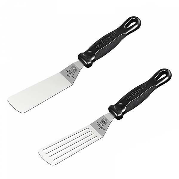 Ustensiles de cuisine (spatule, passoire, balance) 